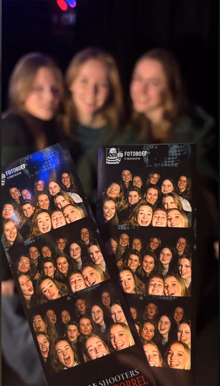 Twee fotostrips vol lachende gasten, met het Fotoboef-logo bovenaan.