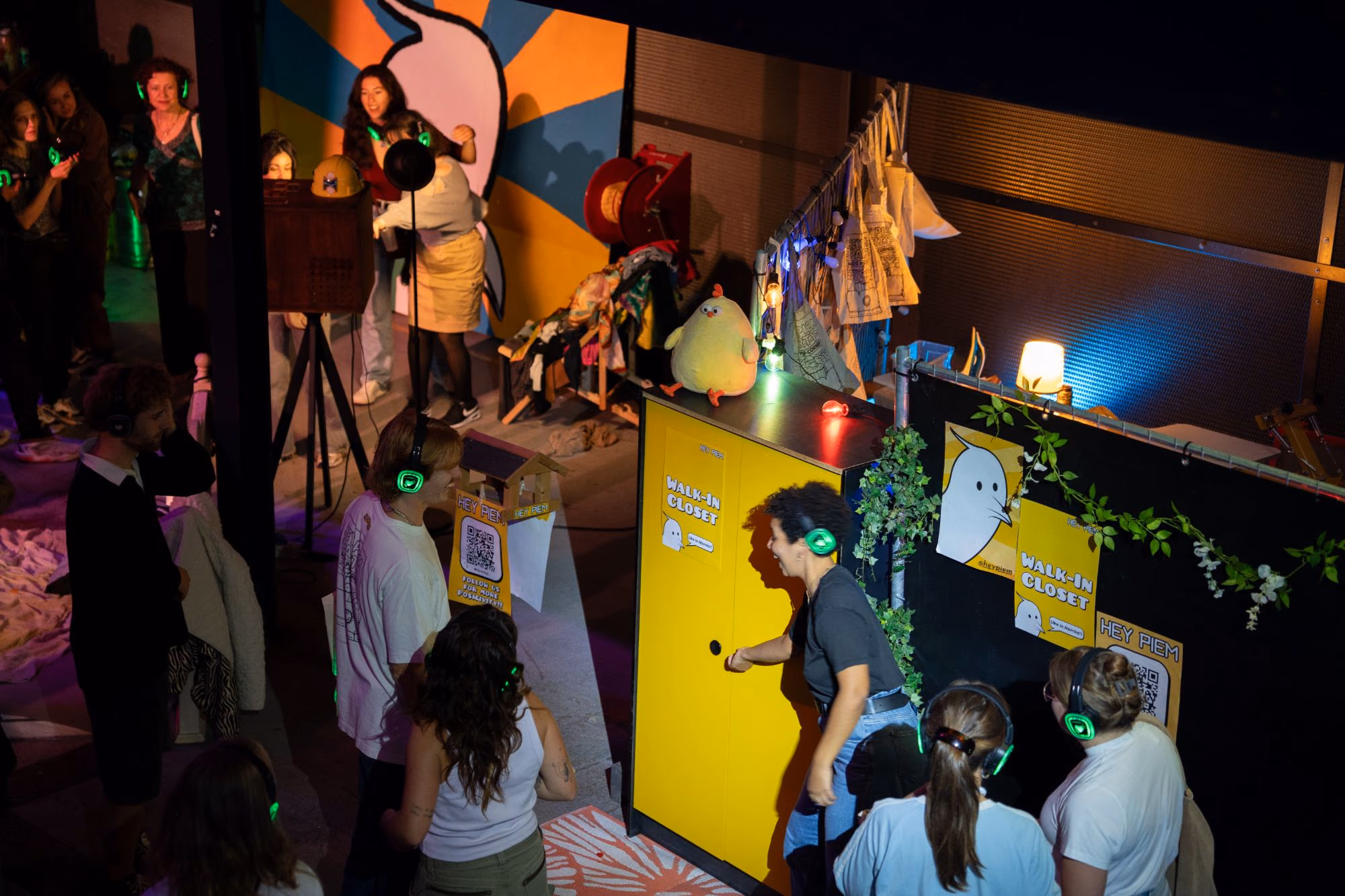 Overzicht van een silent disco, met gasten die bij de photobooth poseren.